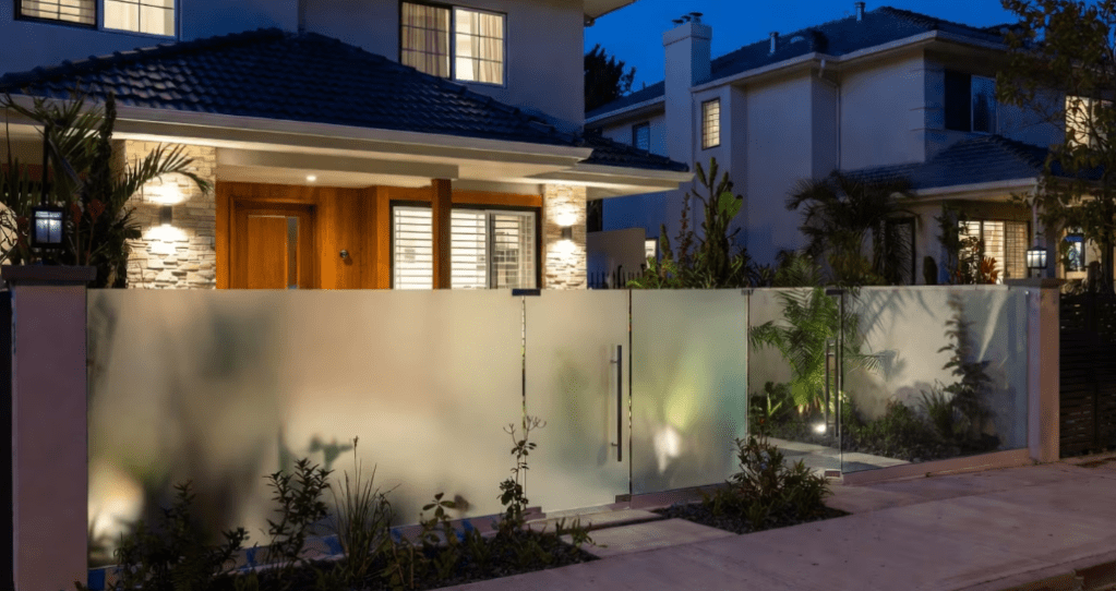 La tendencia arquitectónica que elimina las rejas sin sacrificar seguridad en el frente de&nbsp;casa