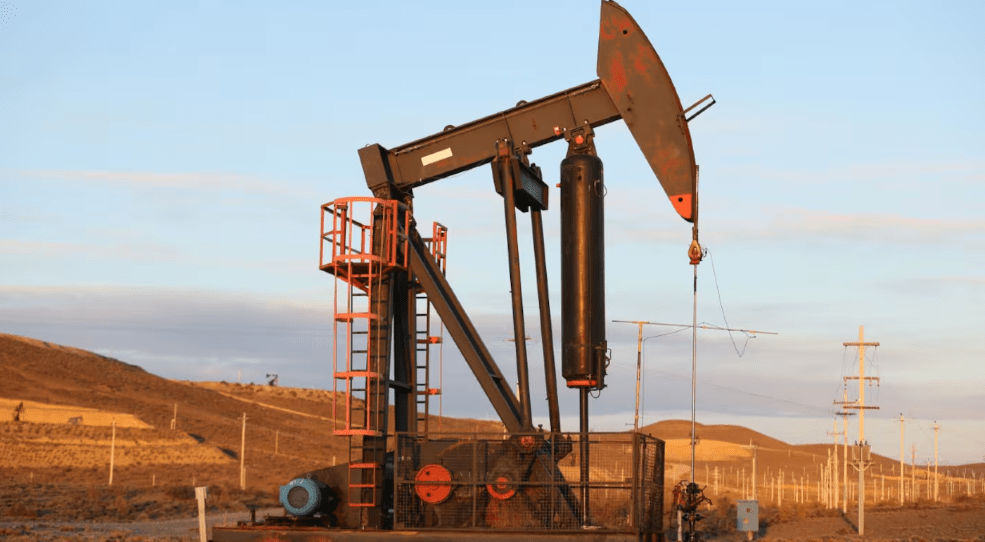 Petróleo al límite: El barril se acerca a los US$85 y abre una incógnita sobre la nafta en Argentina